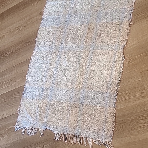 Free With Purchase Large 27x73 Ellen Tracy Scarf Wrap - Picture 2 of 6
